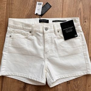 Banana Republic mid-rise 3” short. White premium denim.